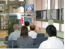 区役所でDVD放映を行っている写真