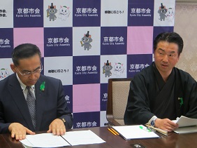 記者会見を受ける正副議長の写真