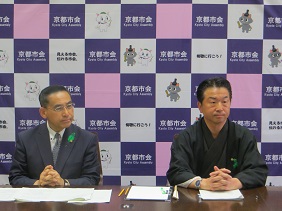 記者会見を受ける正副議長の写真