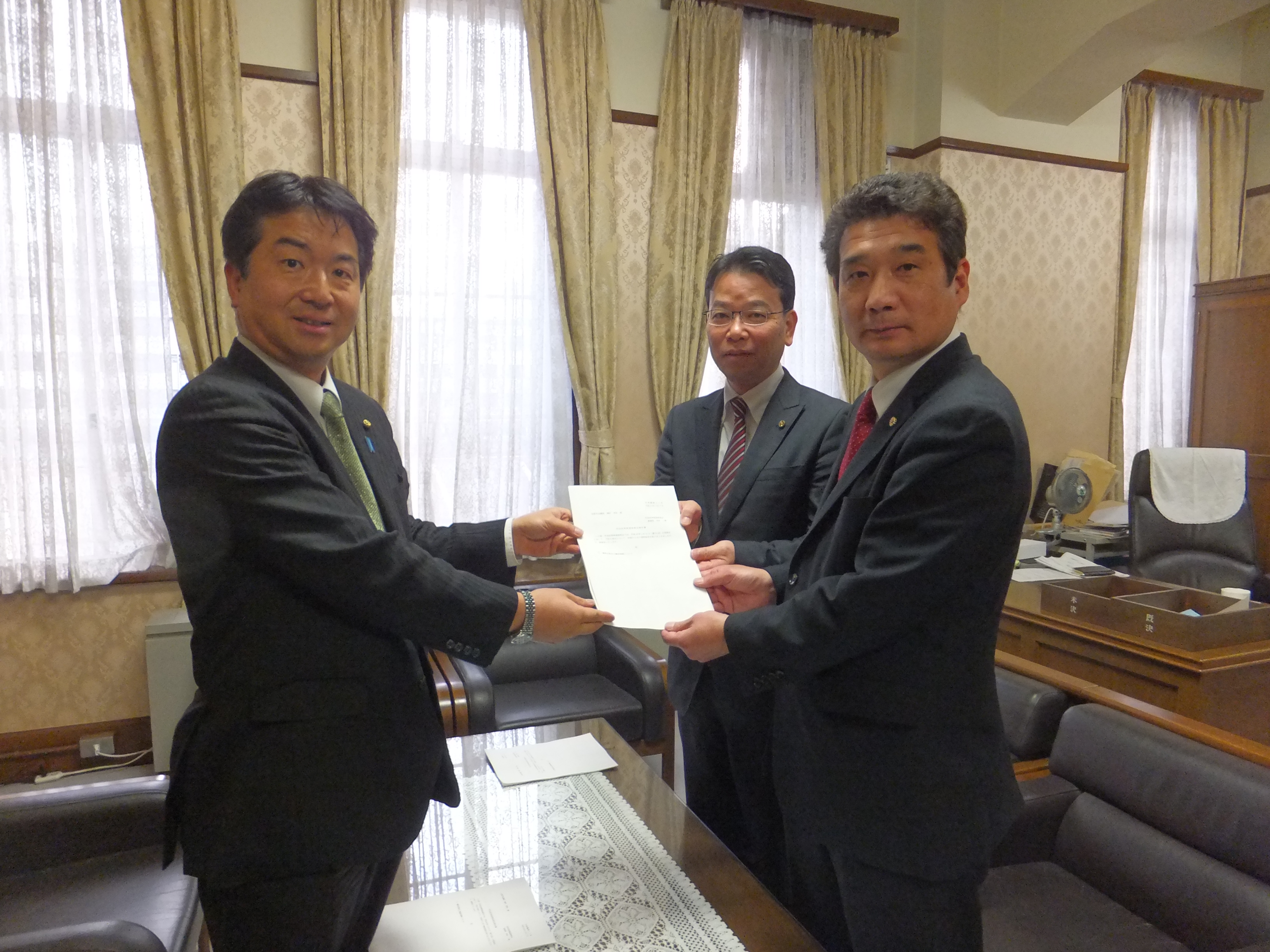 市会改革推進委員会委員長から議長への「議員定数及び議員報酬についての報告書」の提出