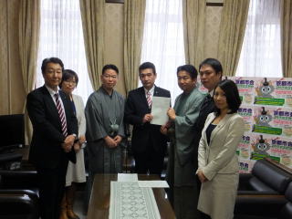 市会改革推進委員会委員長から議長への「京都市会基本条例案」の提出（議長室）（橋村議長，隠塚副議長出席）