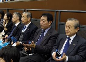 京都ハンナリーズを応援する議員の写真