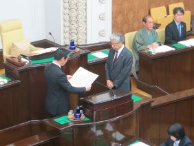 議長から永年在職議員表彰を行っている写真