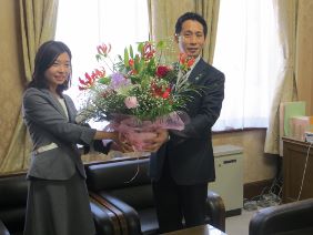 花束を受け取る議長の写真