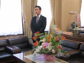 退任の挨拶をする議長の写真