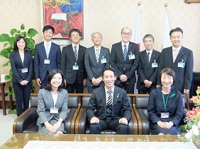 議長と市会事務局職員の集合写真