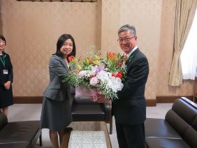 花束を受け取る副議長の写真
