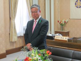 退任の挨拶をする副議長の写真