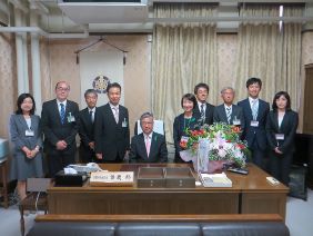 副議長と市会事務局職員の集合写真