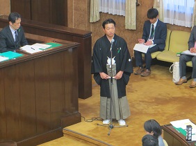 就任の挨拶をする議長の写真