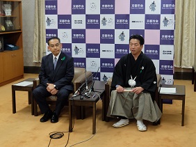 就任記者会見を行う正副議長の写真