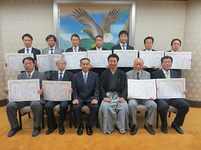 全国市議会議長会表彰受賞者と正副議長の集合写真