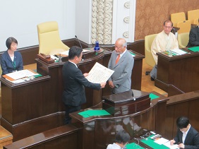 議長から永年在職議員表彰を行っている写真