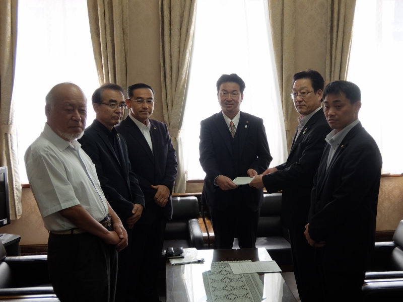 正副議長に検討結果を報告する市会改革推進委員の写真