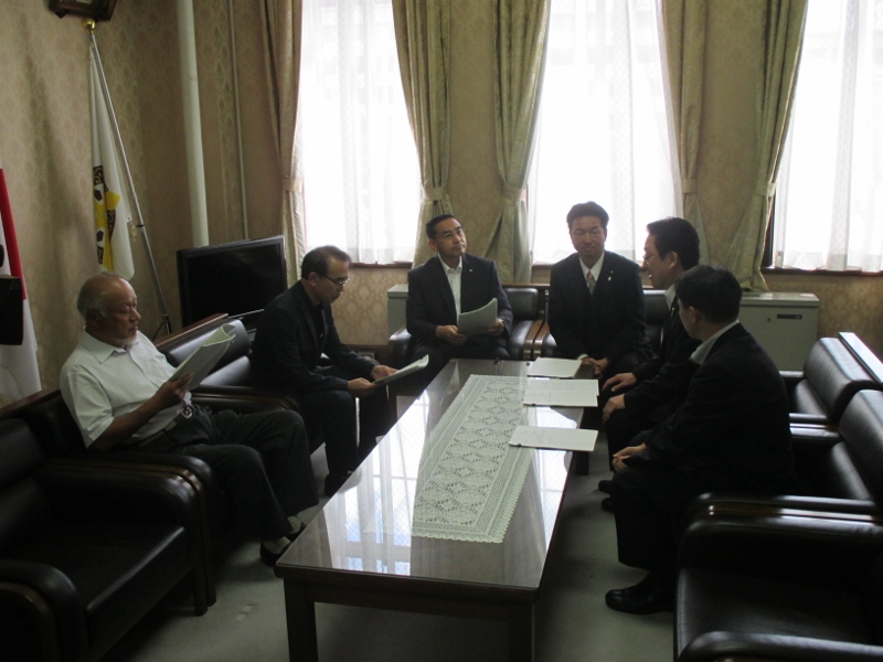 正副議長に検討結果を報告する市会改革推進委員の写真