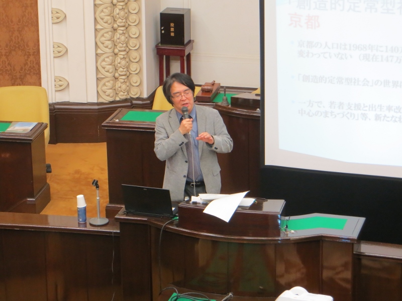 議員研修を行っている講師の写真