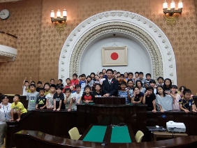 議長と児童の皆さんの集合写真