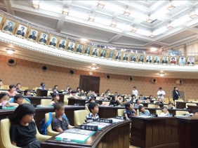 議場で説明を受ける児童の皆さんの写真