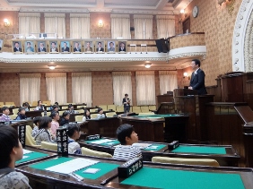 議長の話を聴く児童の皆さんの写真