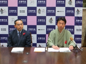 記者会見を受ける正副議長の写真