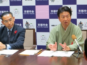 記者会見を受ける正副議長の写真