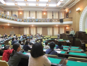 議長の話を聴く見学者の皆さんの写真