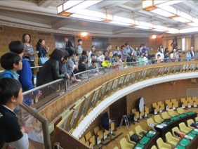 傍聴席から議場を眺める見学者の皆さんの写真