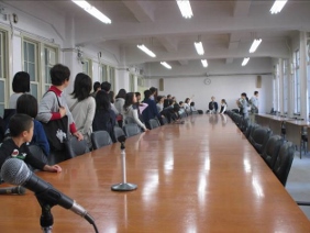 委員会室を見学する見学者の皆さんの写真