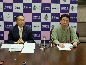 記者会見を受ける正副議長の写真