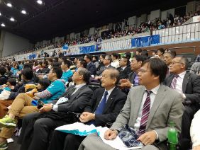 試合を応援している議員団の写真