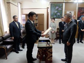 議長から井上議員に伝達表彰を行っている写真