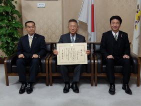 井上議員と正副議長との集合写真