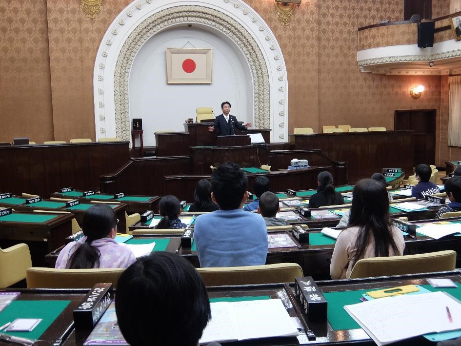 議長の話を聴く児童の皆さんの写真