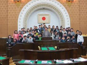 議長と生徒の皆さんの集合写真