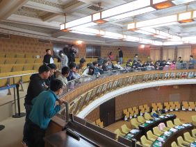 傍聴席から議場を眺める児童の皆さんの写真