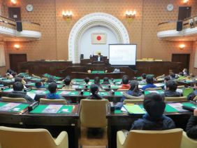 議場で説明を受ける児童の皆さんの写真