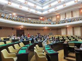 議場で説明を受ける児童の皆さんの写真