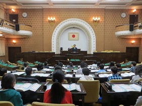 議長の話を聴く生徒の皆さんの写真