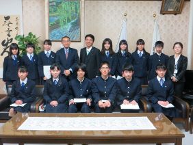 正副議長と集合写真を撮る生徒の皆さんの写真
