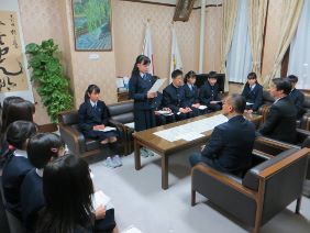 冒頭の挨拶を行う生徒代表の写真