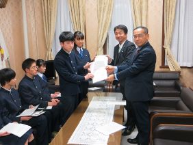 正副議長に報告書を渡す生徒の皆さんの様子