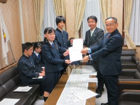 正副議長に報告書を渡す生徒の皆さんの様子