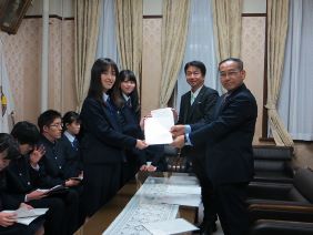 正副議長に報告書を渡す生徒の皆さんの様子