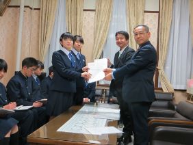 正副議長に報告書を渡す生徒の皆さんの様子