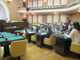 議場で説明を受ける児童の皆さんの写真