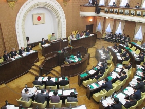 議場に議員が集合している写真