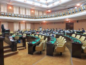 議場で説明を受ける児童の皆さんの写真