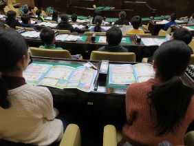 リーフレットを見ながら説明を受ける児童の皆さん