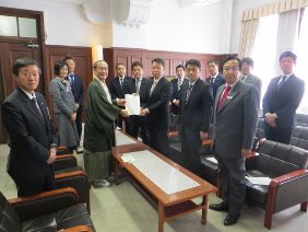海外行政調査団から市長へ提言書を渡している写真