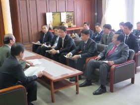 海外行政調査団から市長へ提言を行っている写真